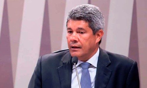 Estudantes que não retornarem às escolas na BA terão benefício cortado, diz secretário da Educação