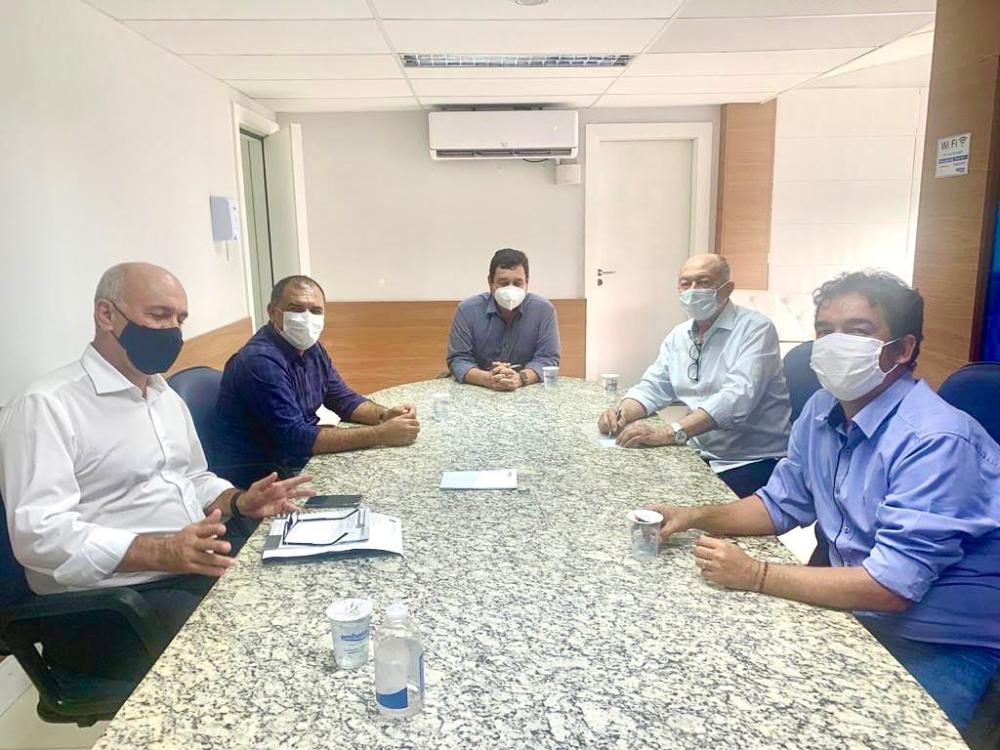 Uma reunião realizada na manhã desta Segunda-feira (19), entre o atual prefeito Jilson Cardoso, a Embasa, o ex-prefeito Geo e o deputado José Nunes, teve como tema abordado a adutora para o povoado Bendegó