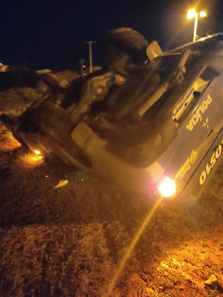 Viatura da PM capota durante perseguição policial na cidade de Canudos-BA