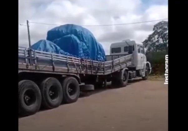 Chassi de carreta quebra ao meio na BR-110 entre Jeremoabo BA e Paulo Afonso BA