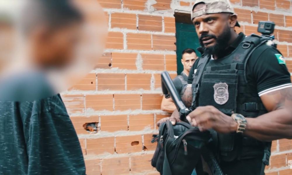 Delegado youtuber é afastado da Polícia Civil por representar ‘alto risco para a sociedade’