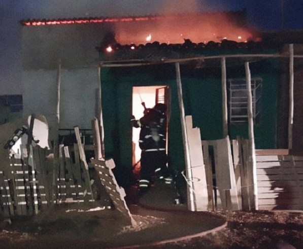 APÓS BRIGA COM A COMPANHEIRA, HOMEM PROVOCA INCÊNDIO CRIMINOSO EM RESIDÊNCIA DE JUAZEIRO; CHAMAS FORAM CONTROLADAS PELO CORPO DE BOMBEIROS
