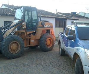 Pá carregadeira furtada em São Paulo é encontrada com vereador na Bahia