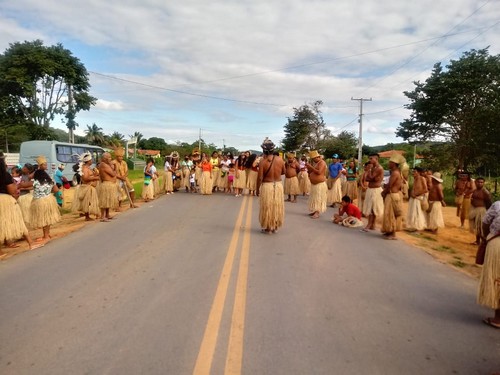 Índios Kiriris bloqueiam rodovia que liga Ribeira do Pombal-BA a Banzaê, em protesto contra o julgamento do marco temporal