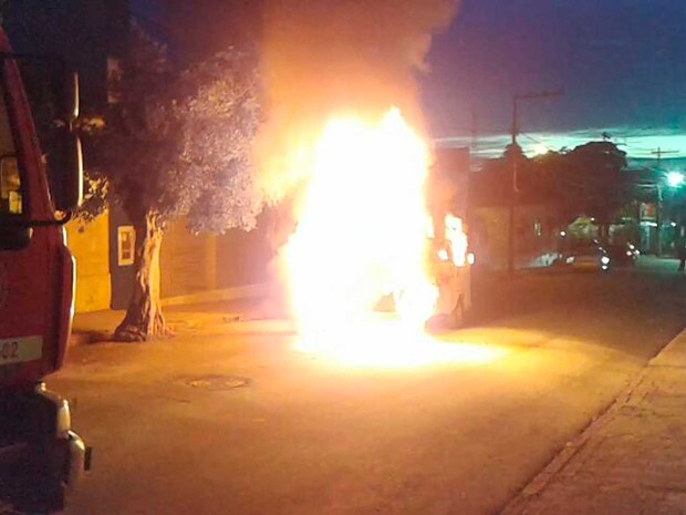 Veículo escolar pega fogo após ser abastecido em posto no interior da Bahia
