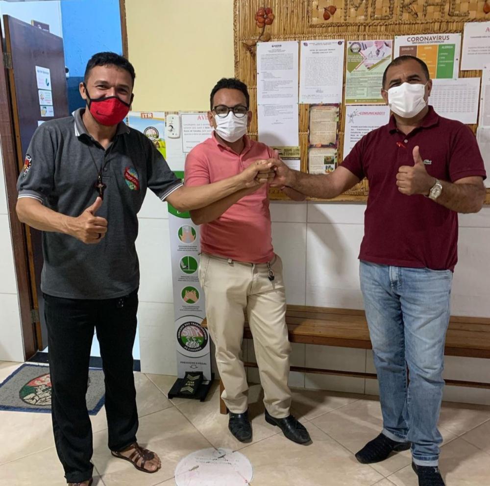 Na Sexta-feira (10), o Presidente do STR, Laecio Malaquias e o Vereador Edney Sousa se reuniram com o Prefeito Jilson Cardoso para tratar da pauta de Reivindicações da Categoria dos Servidores Municipais