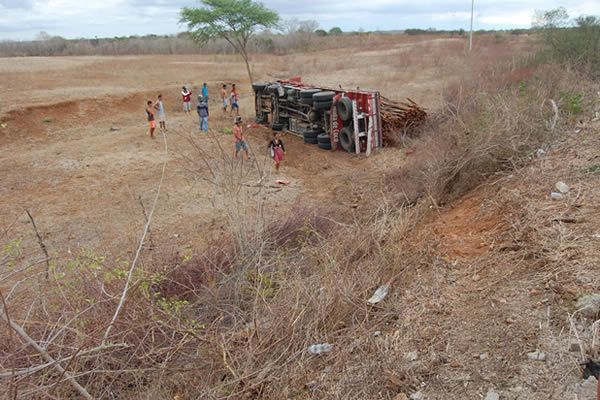 Caminhão com família tomba em Euclides da Cunha