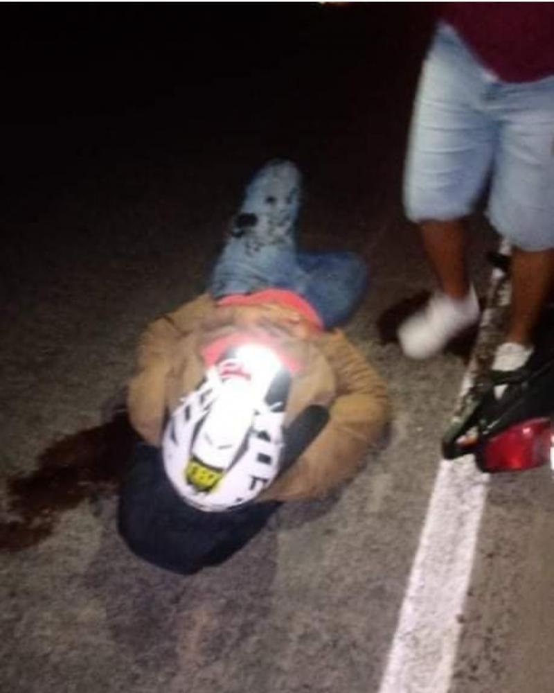 Homem sofre acidente de moto na BR-116 sentido a Bendegó, Canudos
