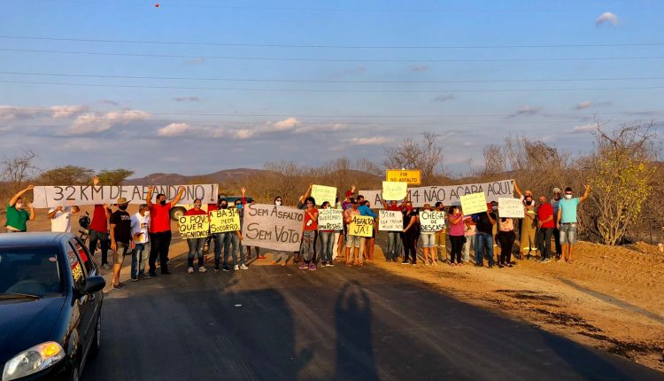 Uauá: Grupo faz manifestação para reivindicar ao governador do estado que faça asfaltamento na BA-314 até o povoado Caldeirão da Serra