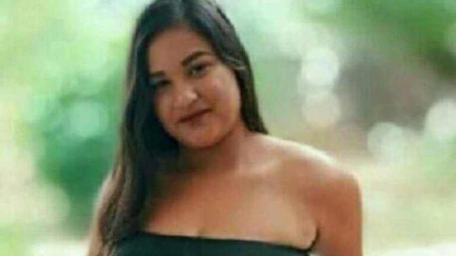 Adolescente morre após sofrer descarga elétrica enquanto usava chapinha