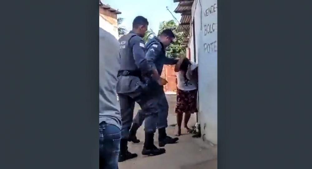 VÍDEO: Mulher é espancada por policiais com socos e joelhadas no ES