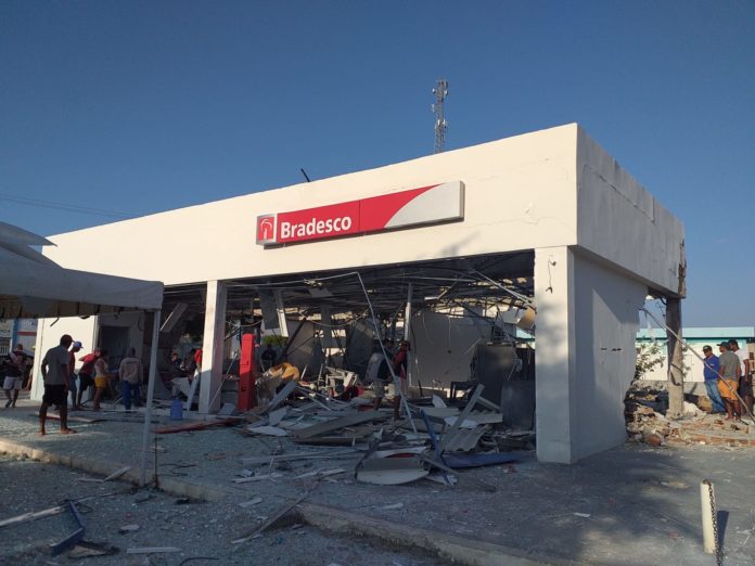 Quadrilha explode agência bancária e danifica residências em Chorrochó