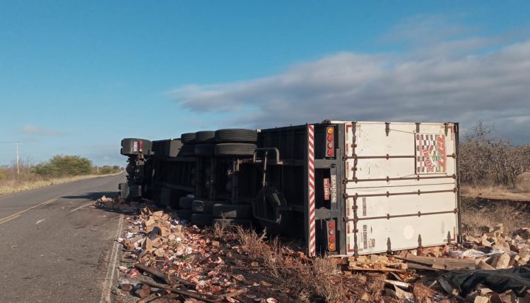 Uauá: Carreta tomba na BR-235 próximo a Impueira