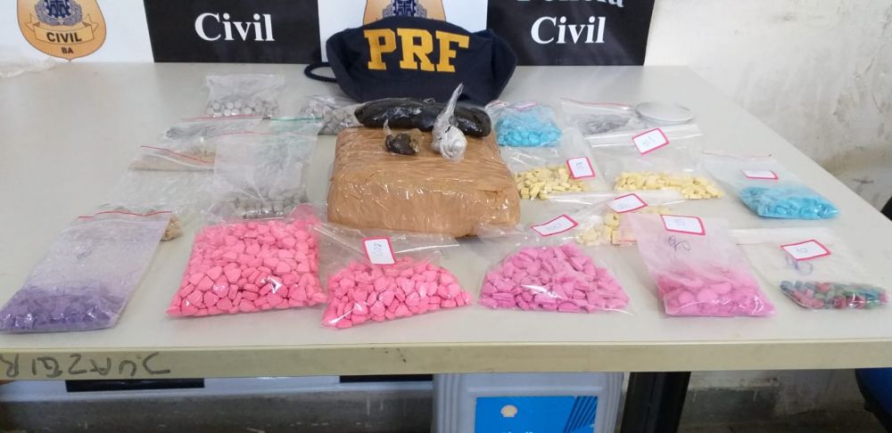Casal é preso na BR 407, Juazeiro, com mais de 2.300 comprimidos de ecstasy, maconha e haxixe escondidos dentro de carro