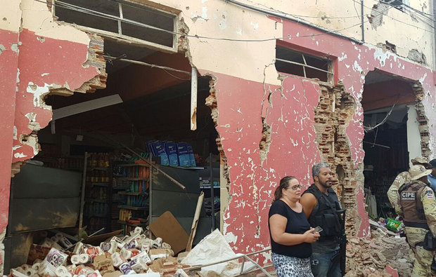 Cenário de guerra: Vídeo mostra rua devastada após confronto entre a Cipe e assaltantes de banco em Irecê