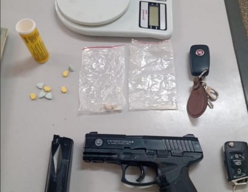 Homens são presos com drogas e simulacro de arma de fogo, em Euclides da Cunha-BA