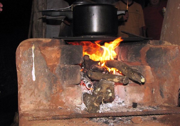 Uso de lenha ultrapassa uso do gás de cozinha nas casas brasileiras