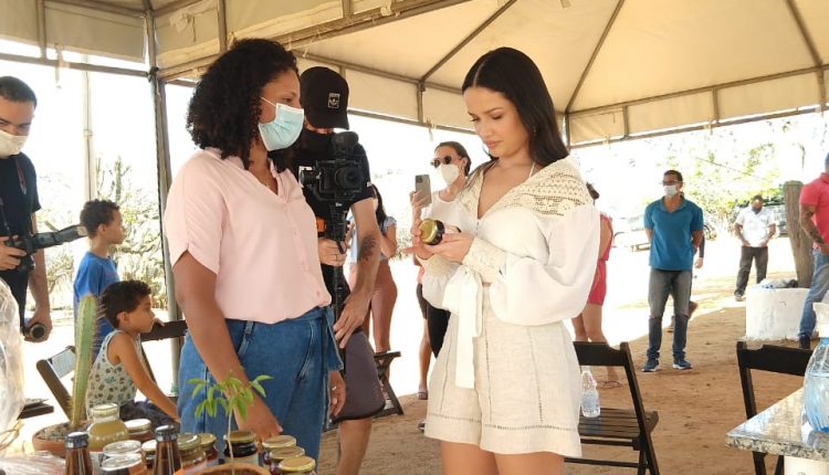 Uauá: Juliette, embaixadora da L’Occitane au Brésil, visita região de Ouricuri
