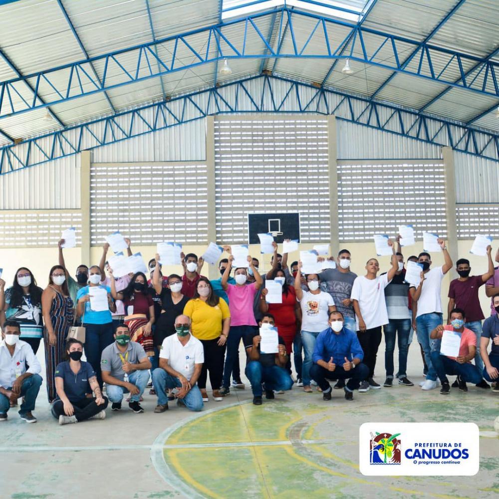 Canudos: Quarta-feira (13/10) aconteceu uma Solenidade de formatura simbólica dos alunos dos cursos de Carpinteiro e Operador de Retroescavadeira do Programa Transformando com Energia.