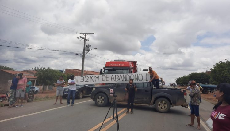 Uauá: Manifestantes fazem protesto contra abando da BA 314 e reivindicam asfalto