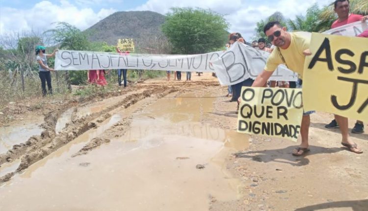 Uauá: Moradores bloqueiam rodovia e cobram asfaltamento da BA-314