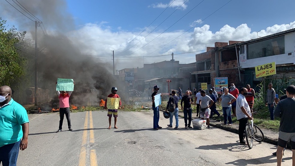 Motoristas por aplicativo fecham Estrada do Derba em protesto contra aumento do preço da gasolina; trânsito é lento na região