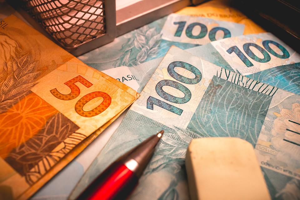 Salário mínimo para 2022 pode chegar a R$ 1.200