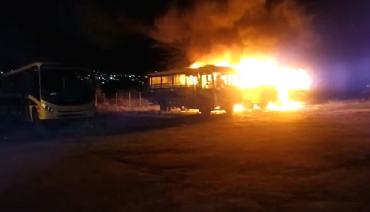 Monte Santo: Três ônibus escolares são destruídos por incêndio