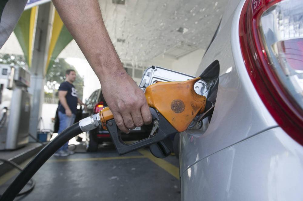 Gasolina sobe 2,2% nas bombas e já bate nos R$ 8 em cidade gaúcha