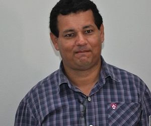 Prefeito de Santa Brígida é denunciado ao MPE e deve devolver mais de R$15 mil por promoção pessoal