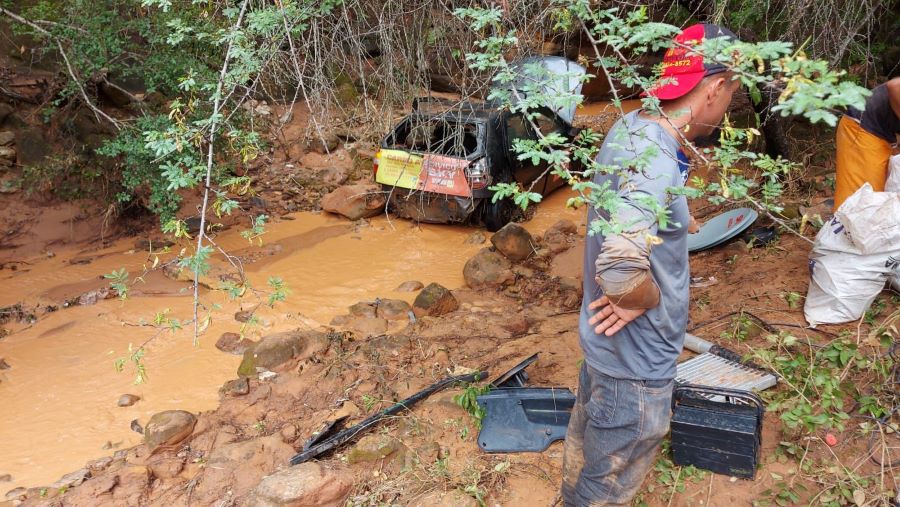 GIRO EUCLIDES: Correnteza arrasta carro na zona rural de Euclides da Cunha