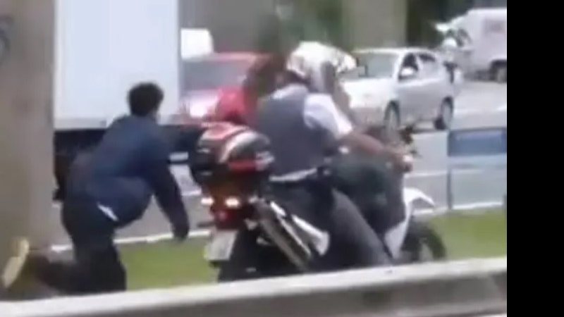 Tortura, abuso de autoridade e racismo: PM de São Paulo que arrastou homem algemado em moto é afastado do serviço operacional