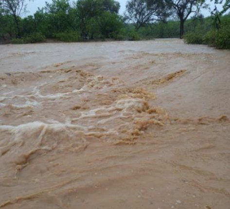 Açude de Cocorobó em Canudos BA recebe grande volume de água do Rio Vaza Barris