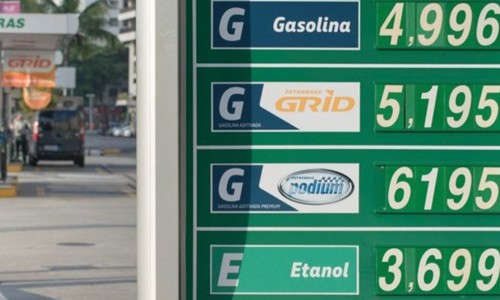 Bolsonaro diz que Petrobras vai anunciar redução no preço de combustíveis