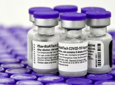Pfizer é mais eficaz como dose de reforço para quem tomou Coronavac, diz estudo