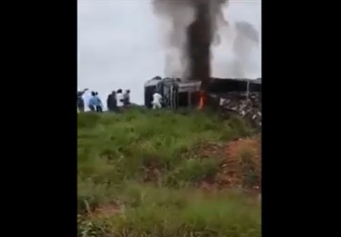 Jeremoabo BA: Carreta tomba e pega fogo na BR 235; motorista e uma mulher foram resgatados por populares.