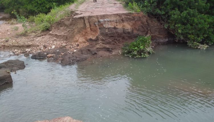 Forte enxurrada rompe estrada e tubulação e afeta abastecimento de água em Uauá