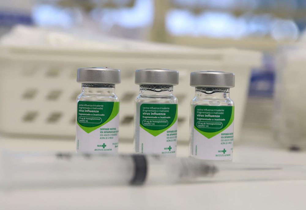 Em meio a surto, Brasil tem 12 milhões de vacinas contra gripe paradas