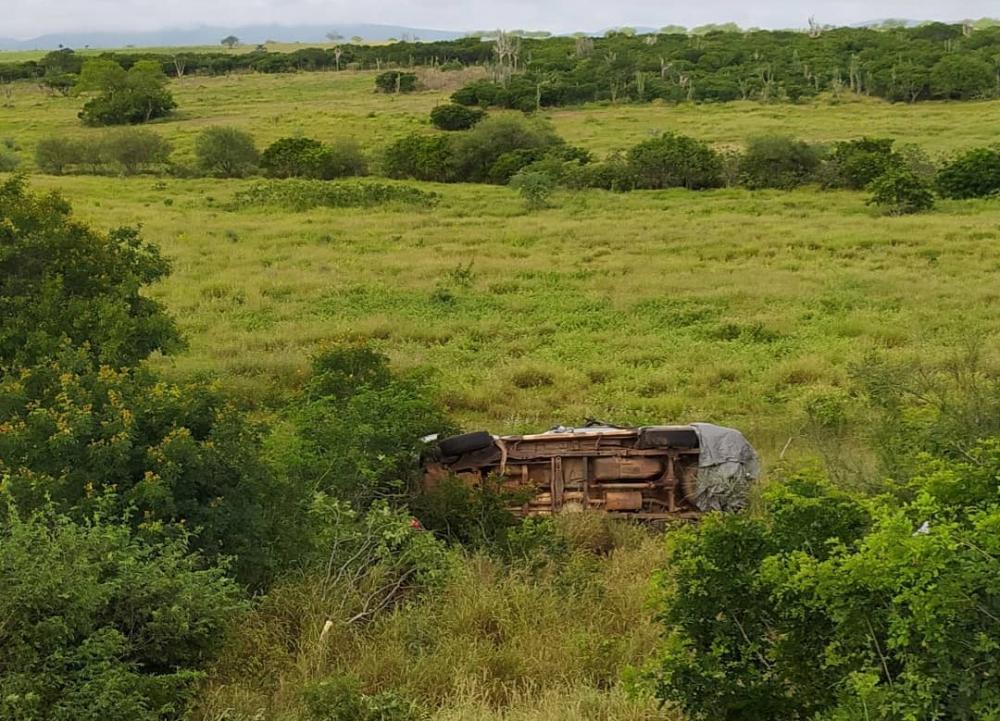 Capotamento deixa uma pessoa morta e uma criança gravemente ferida na BR 116/Norte, em Quijingue