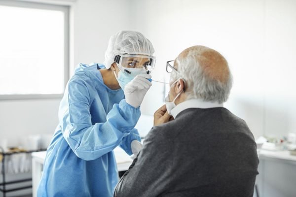 Covid: três sinais na pele, unhas e lábios que podem indicar a Ômicron