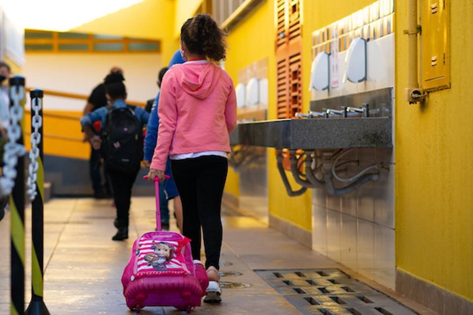 Com terceira onda de Covid, escolas poderão oferecer ensino híbrido