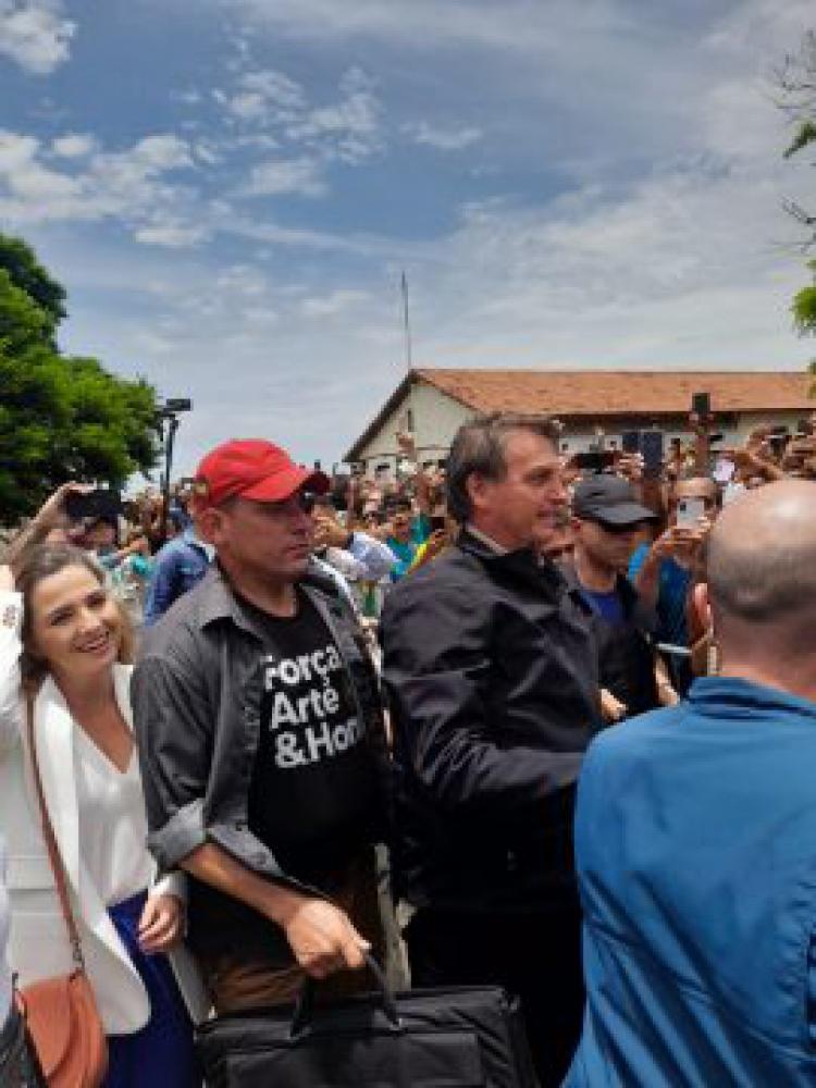 Jovem é detido após tentar jogar ovo em Bolsonaro, no Rio