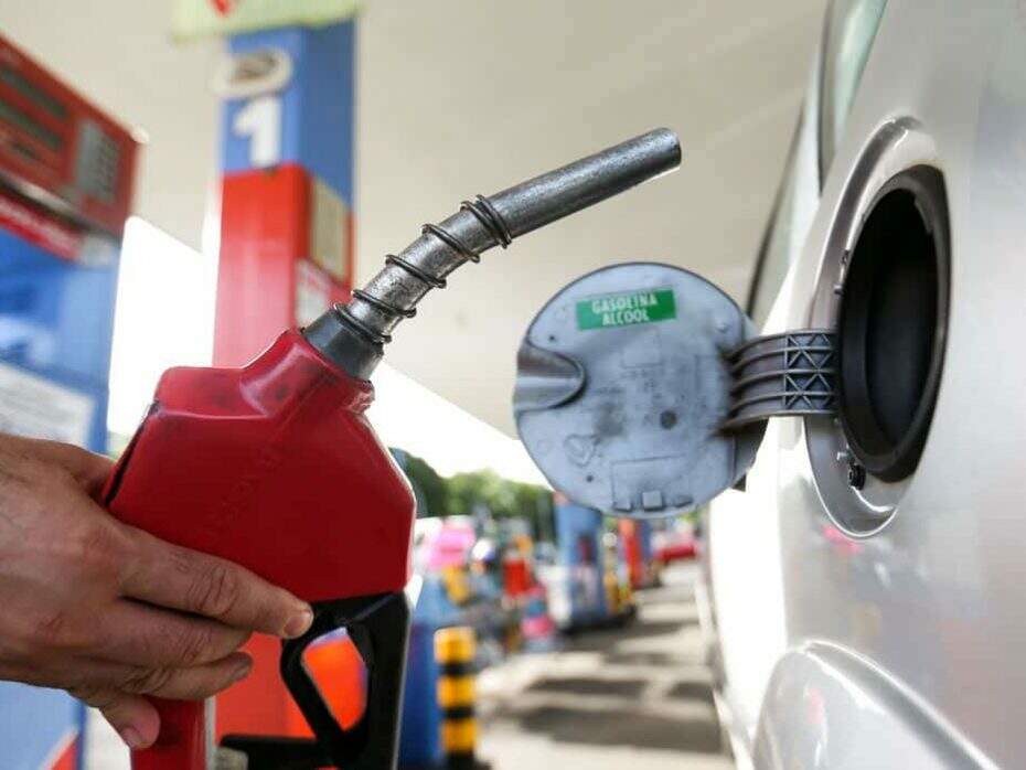 Litro da gasolina ultrapassa os R$ 8 pela primeira vez no Brasil