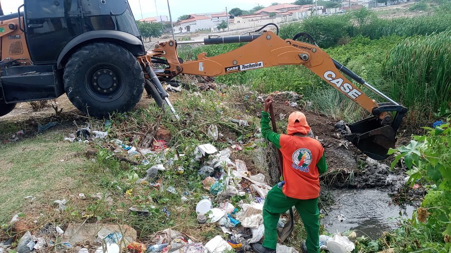 Resto de obras e até sofás. Prefeitura de Paulo Afonso diz que canais lotados de lixo provocaram alagamentos