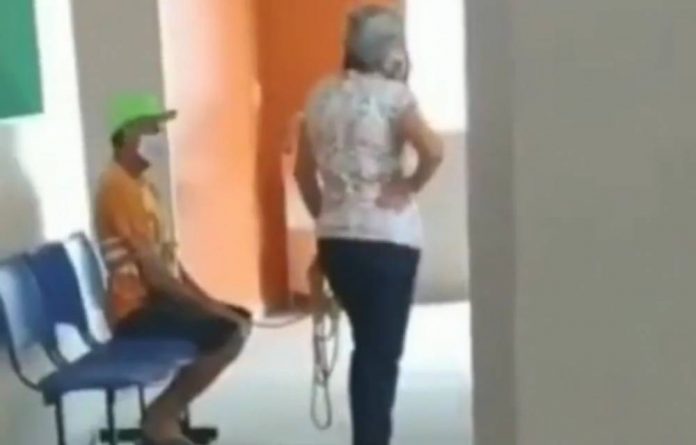 Mulher leva marido amarrado para se vacinar contra a Covid-19