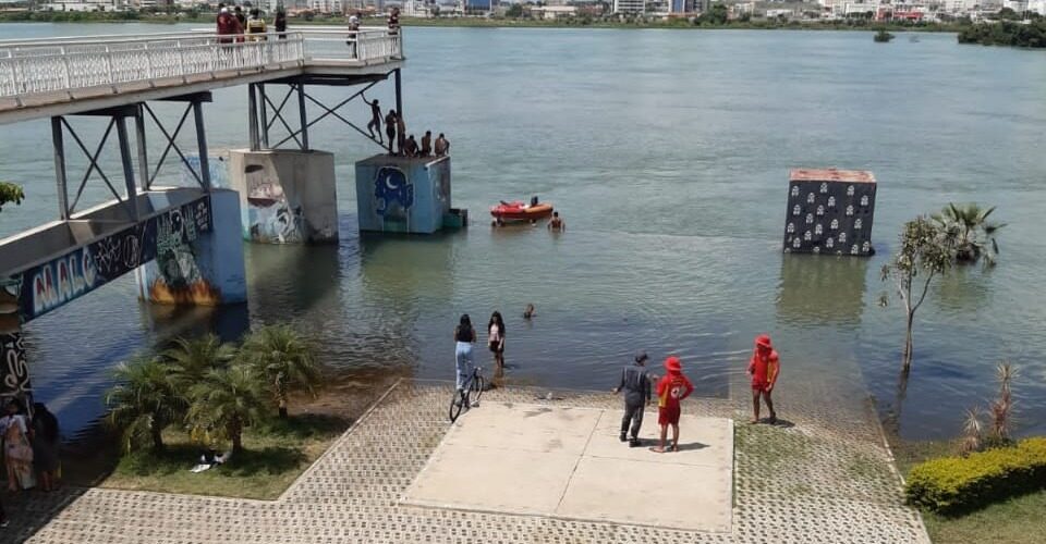 Jovem pula de pilastra na Orla II, em Juazeiro, e morre afogado no Rio São Francisco