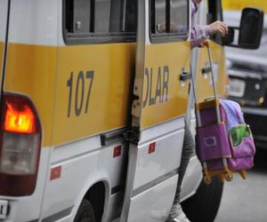 Homens param transporte escolar e roubam celulares de crianças na BA