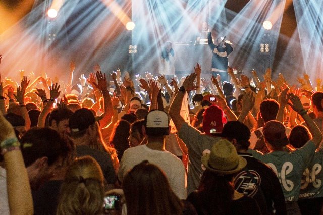Decreto proíbe festas de rua até 2 de março e mantém limite de público para eventos em toda a Bahia
