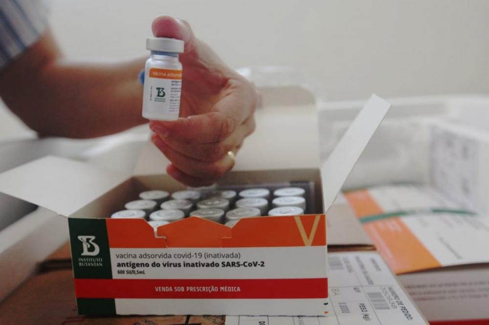 CoronaVac mantém proteção após seis meses da segunda dose