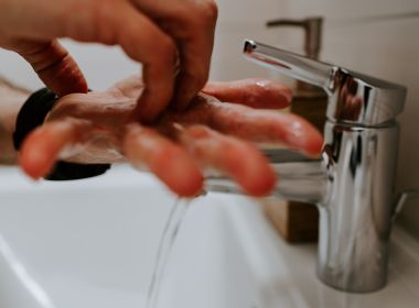 Sem limpeza diária, unhas podem alojar vírus e colônias de bactérias